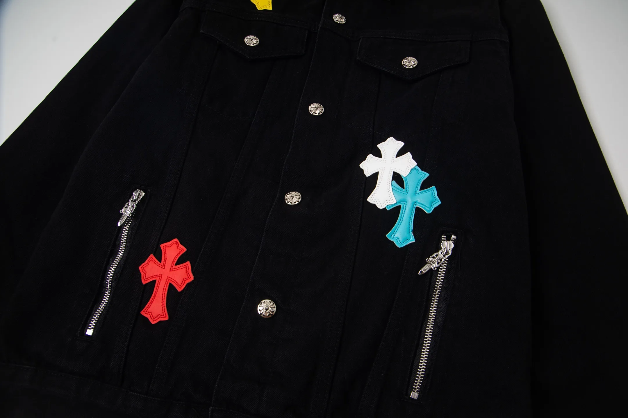 P360 version (lamb wool) Chrome Hearts Chrome Hearts colorful patchwork lamb fur collar jacket, the same style as the Internet celebrity star's cross-printed denim jacket, with unique cross design elements and full design sense. It is made of 100% denim cotton fabric with heavy coarse yarn count, which ensures a stiff and tough silhouette while being soft, comfortable and breathable. The lapel is designed with silver buttons and is full of texture. The classic white cross logo is all over the dress, making it a perfect versatile style for spring and summer! The original loose version is made of high-quality pure cotton fabrics. The fabric pattern is high-definition and delicate without burrs. It is comfortable and breathable to wear. All the buttons are molded and customized. It is casual and fashionable and can be matched with any bottoms. It can be windproof and sunproof in spring and summer. It can be worn outside in autumn and winter! Easily concave shape makes you look slimmer and taller, perfect for both men and women! Style number: 1838# Color: Black Size: S M L XL